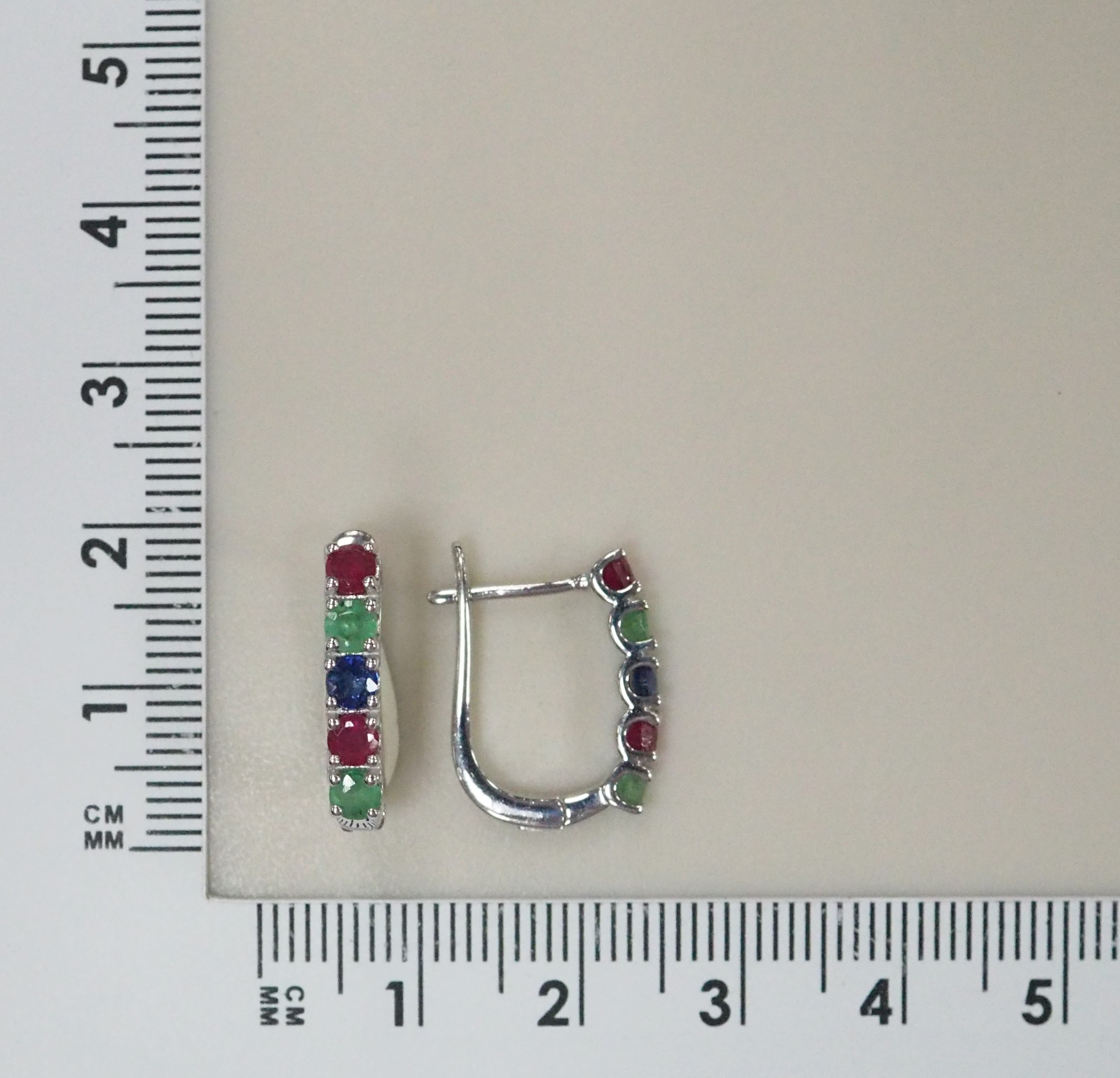 Серебряные серьги с изумрудами, рубинами и сапфирами